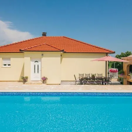 Katarina Villa *